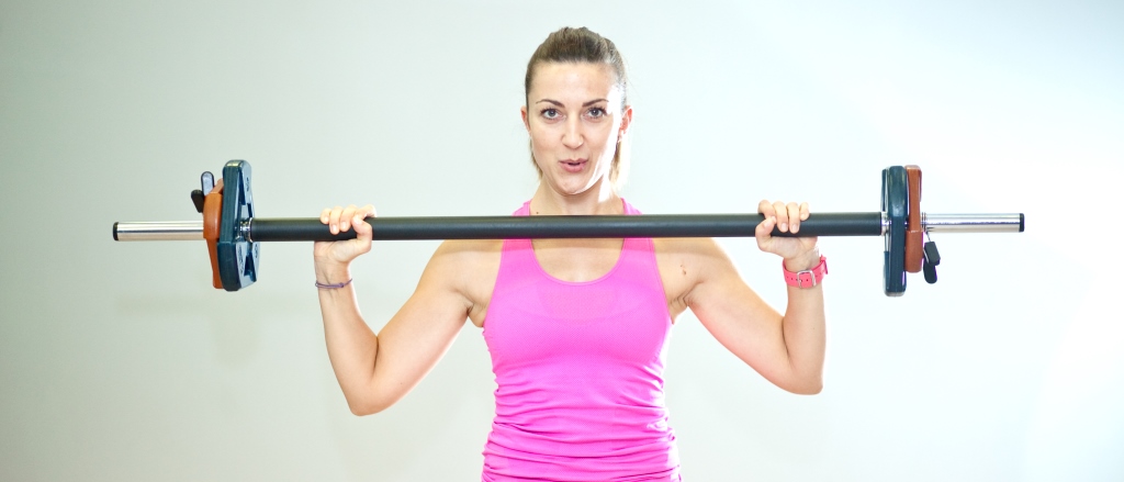 trening siłowy dla kobiet - wznosy ramion ze sztangą