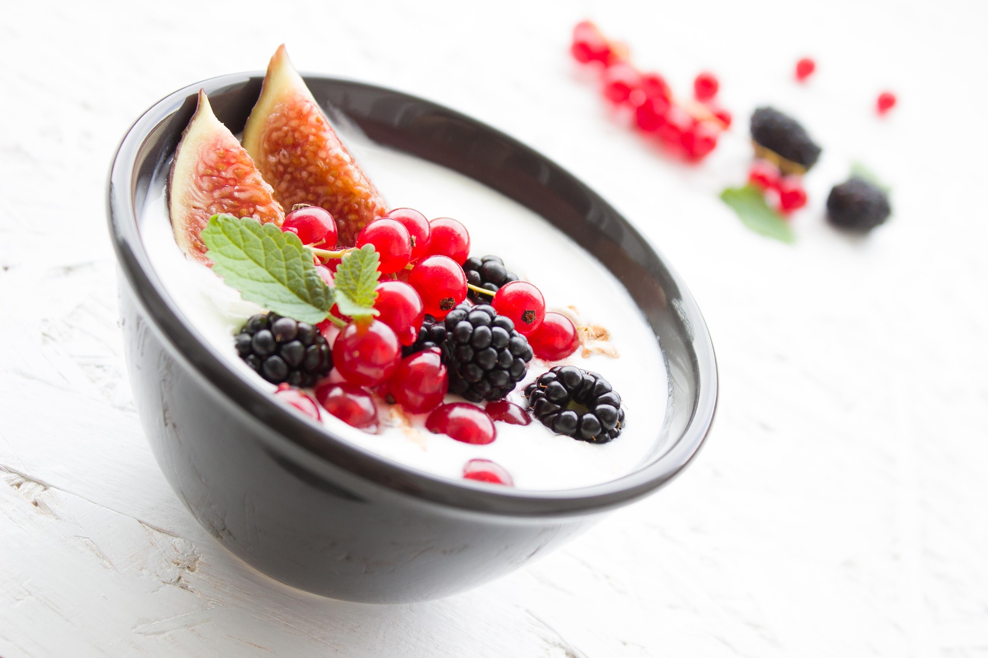 śniadanie - jogurt z owocami